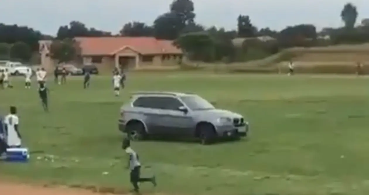 В ЮАР опять весело: фанат выехал на поле и хотел сбить судью. Просто его команда проигрывала