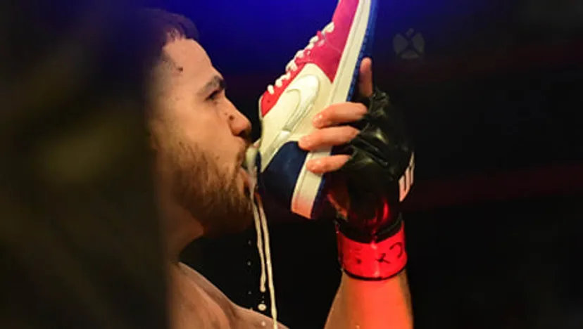 🍺 Тяжеловес UFC после побед пьет пиво из кроссовки. Это австралийская традиция: ботинок должен быть чужим, а еще туда плюют