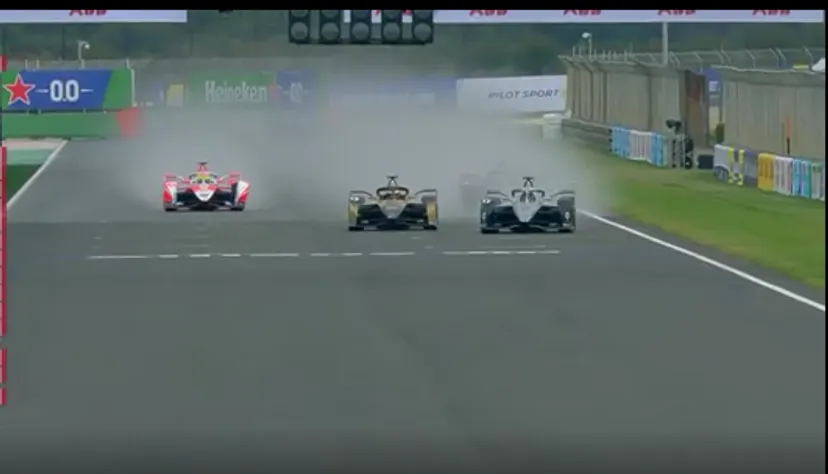 Абсурд в электрической «Формуле»: почти все участники остановились на последнем круге, финишировало трое