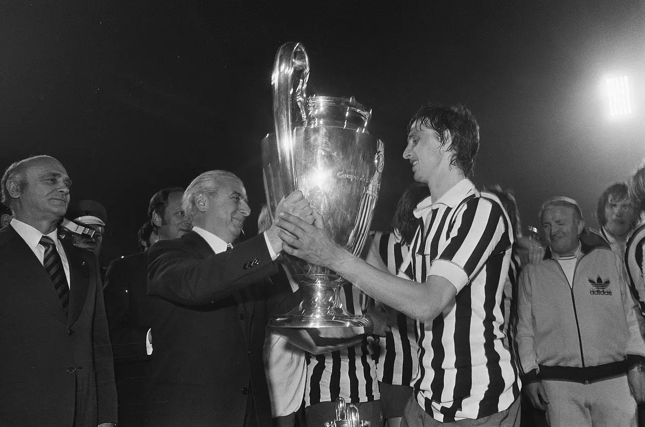 В 1973-м капитан «Аякса» Кройфф получил Кубок чемпионов в форме «Ювентуса». Как это вышло? 