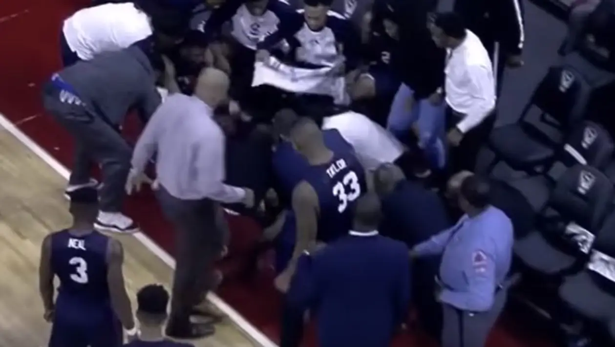 Тренеры спасли баскетболиста, у которого остановилось сердце во время матча