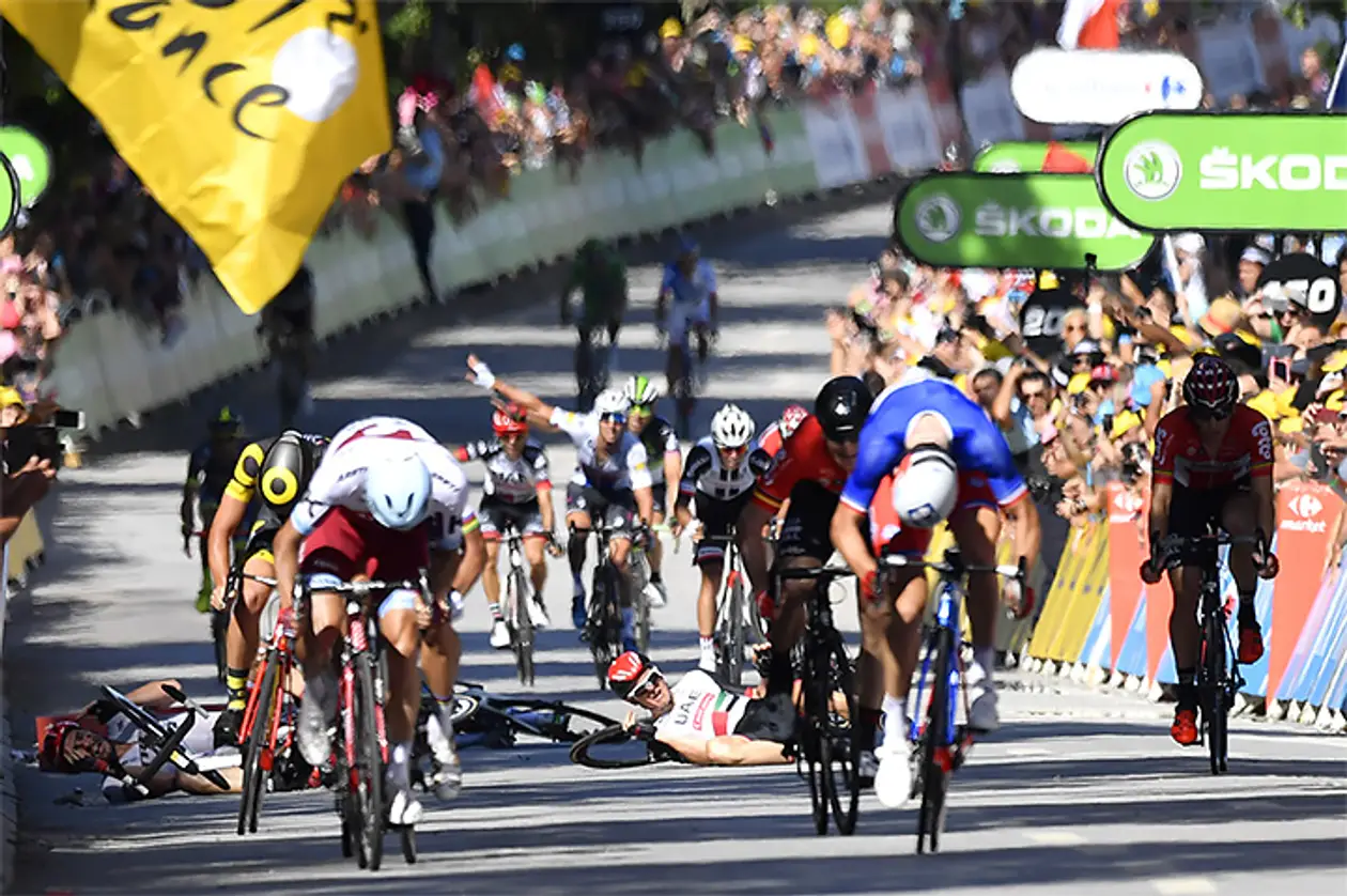 Звезду велоспорта выгнали с «Тур де Франс»: что случилось
