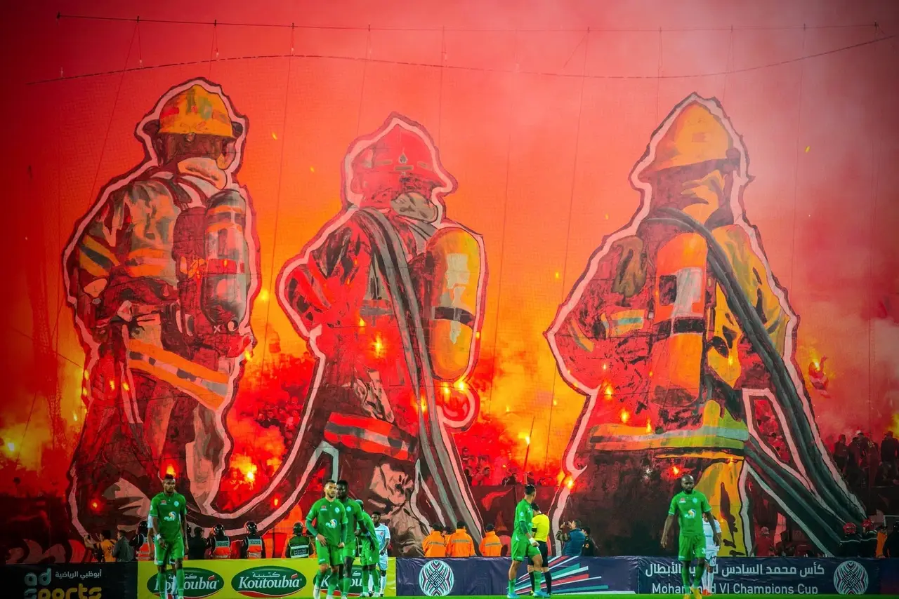 Дэйзи Дак и гигантские пожарные в огне: дерби Касабланки опять пылает, а на трибунах – целая галерея