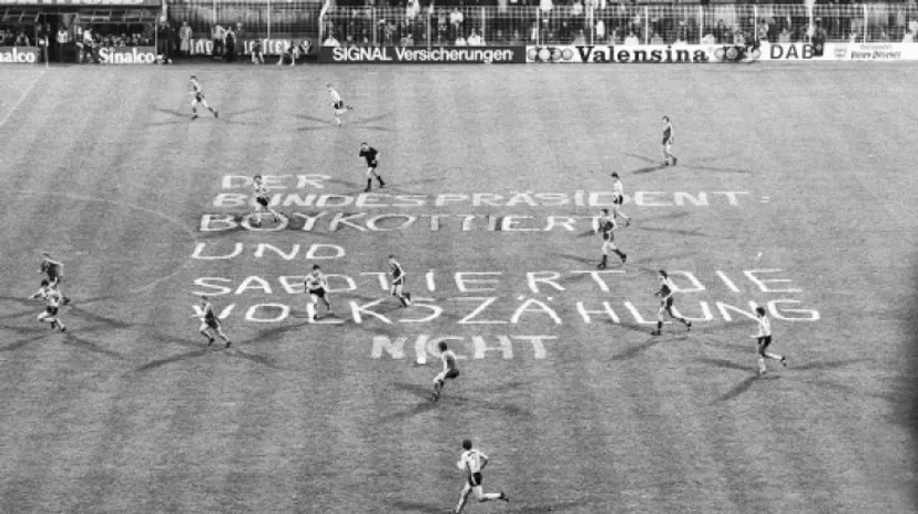 В 1987-м «Боруссия» едва не пострадала из-за политических лозунгов – их написали краской прямо на газоне