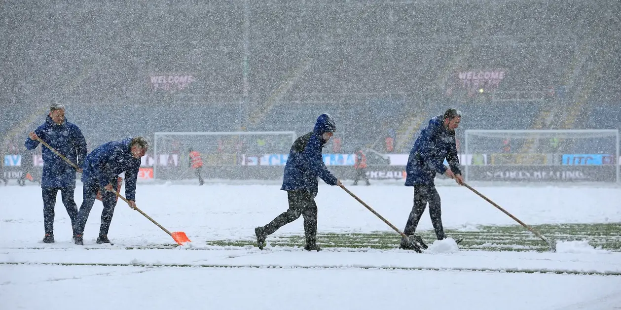 ❄ Матч между «Бернли» и «Тоттенхэмом» перенесли. Стадион и трибуны завалило снегом
