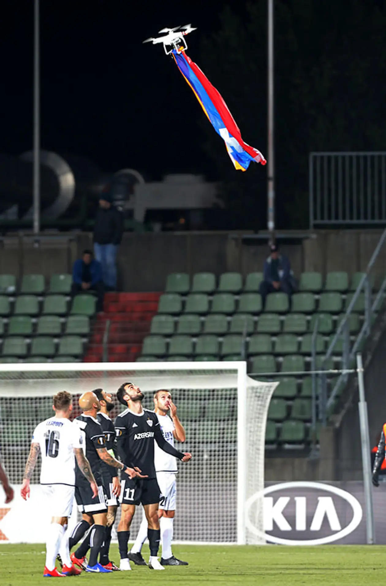Матч «Карабаха» остановили из-за дрона с флагом Нагорно-Карабахской Республики. Тренер увел команду с поля
