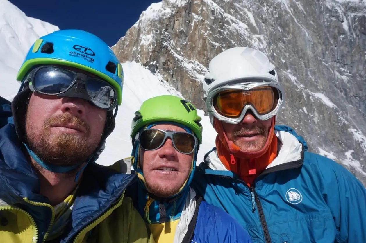 Министр Гутцайт наградил альпиниста из Вараша и его напарников, покоривших вершину в Гималаях