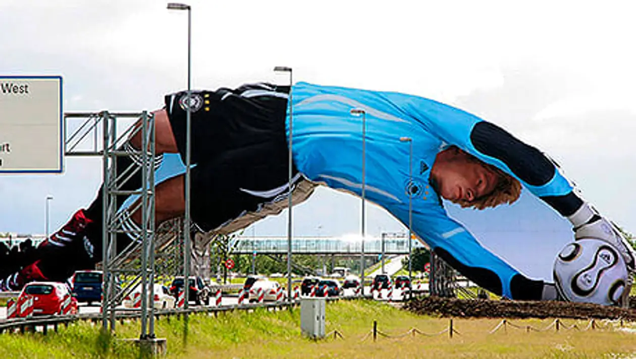 Десятиметровый Чех, Кан в форме моста и футбольная фреска в стиле Микеланджело. Сумасшедшие перфомансы adidas из нулевых